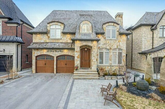 Live in Richmond Hill